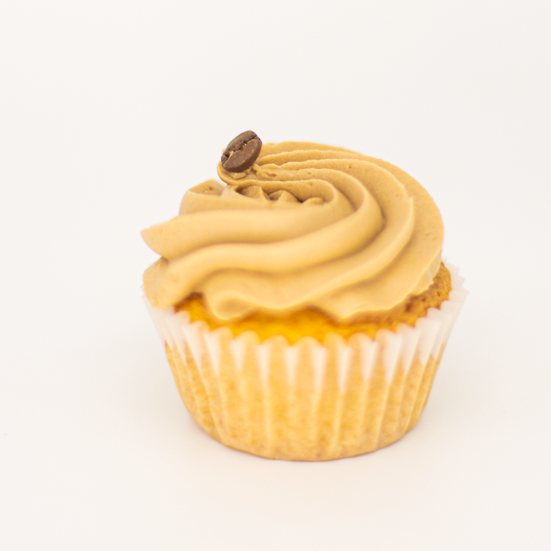 Cupcake de vainilla con frosting de café y topping de grano de café
