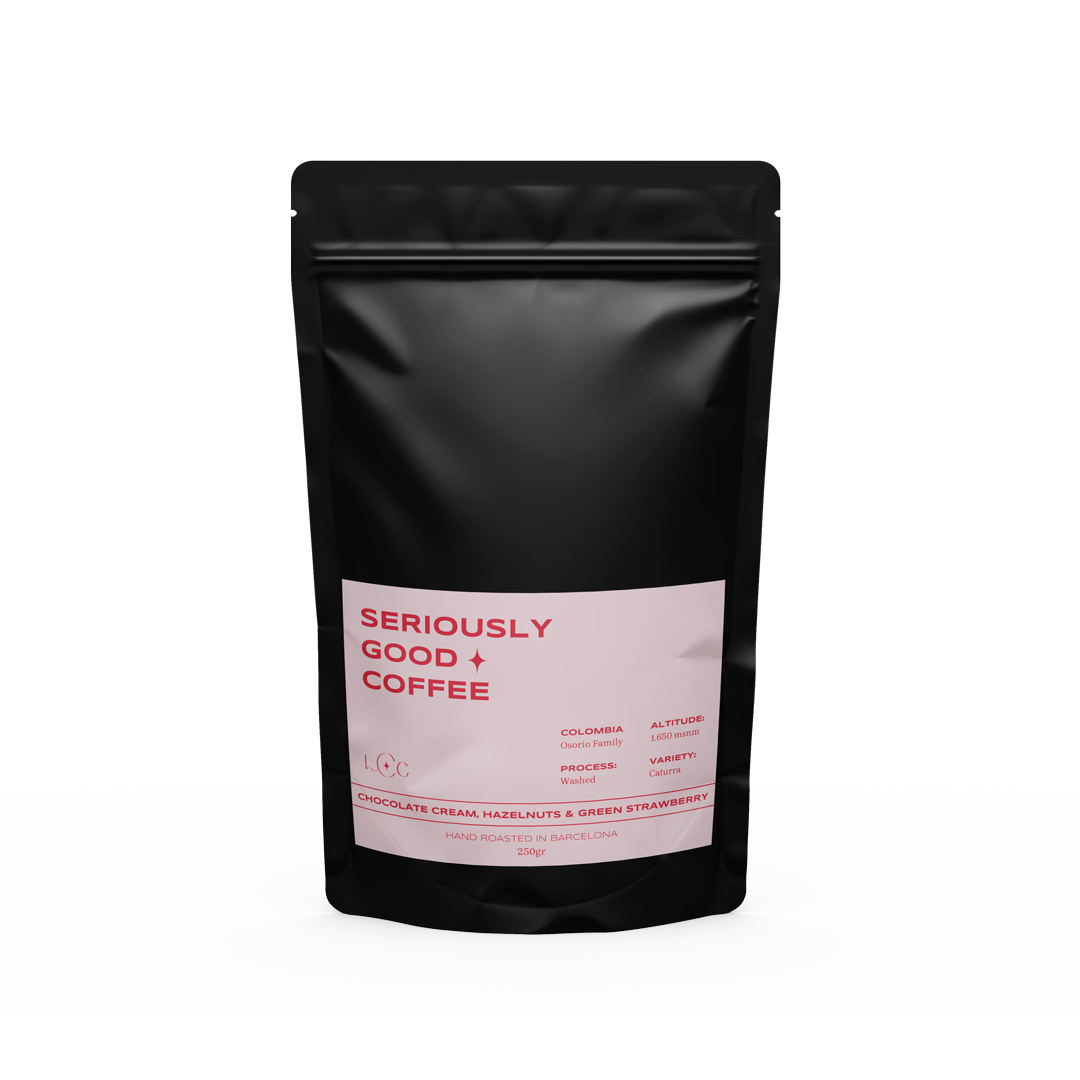 Bolsa de café color negro con sticker rosa personalizado