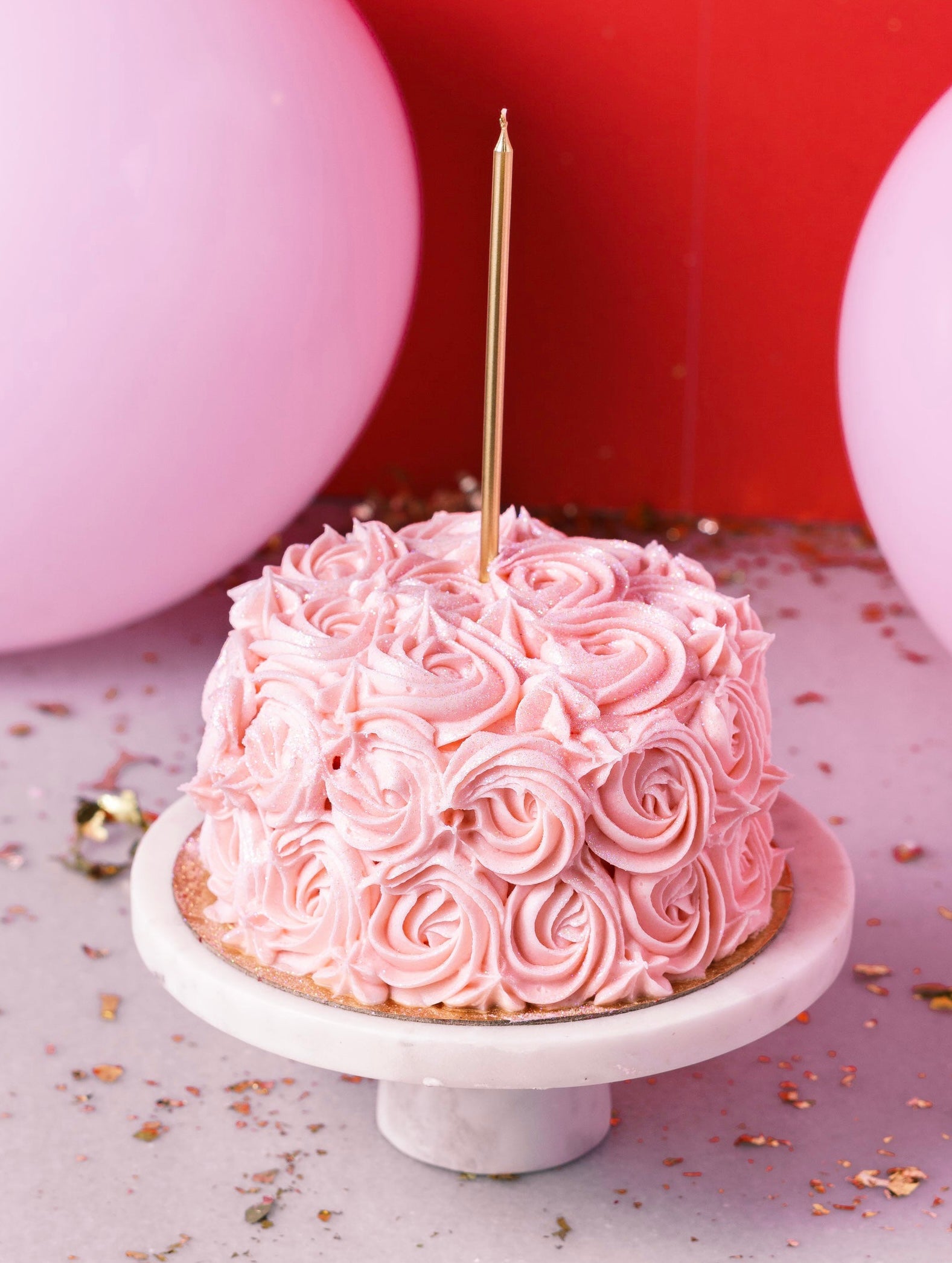 Un detalle LLENO DE DETALLES! el regalo de cumpleaños PERFECTO💕💕💕 torta  de chocolate, vino espumante, rosas, fresas con chocolate y globos…