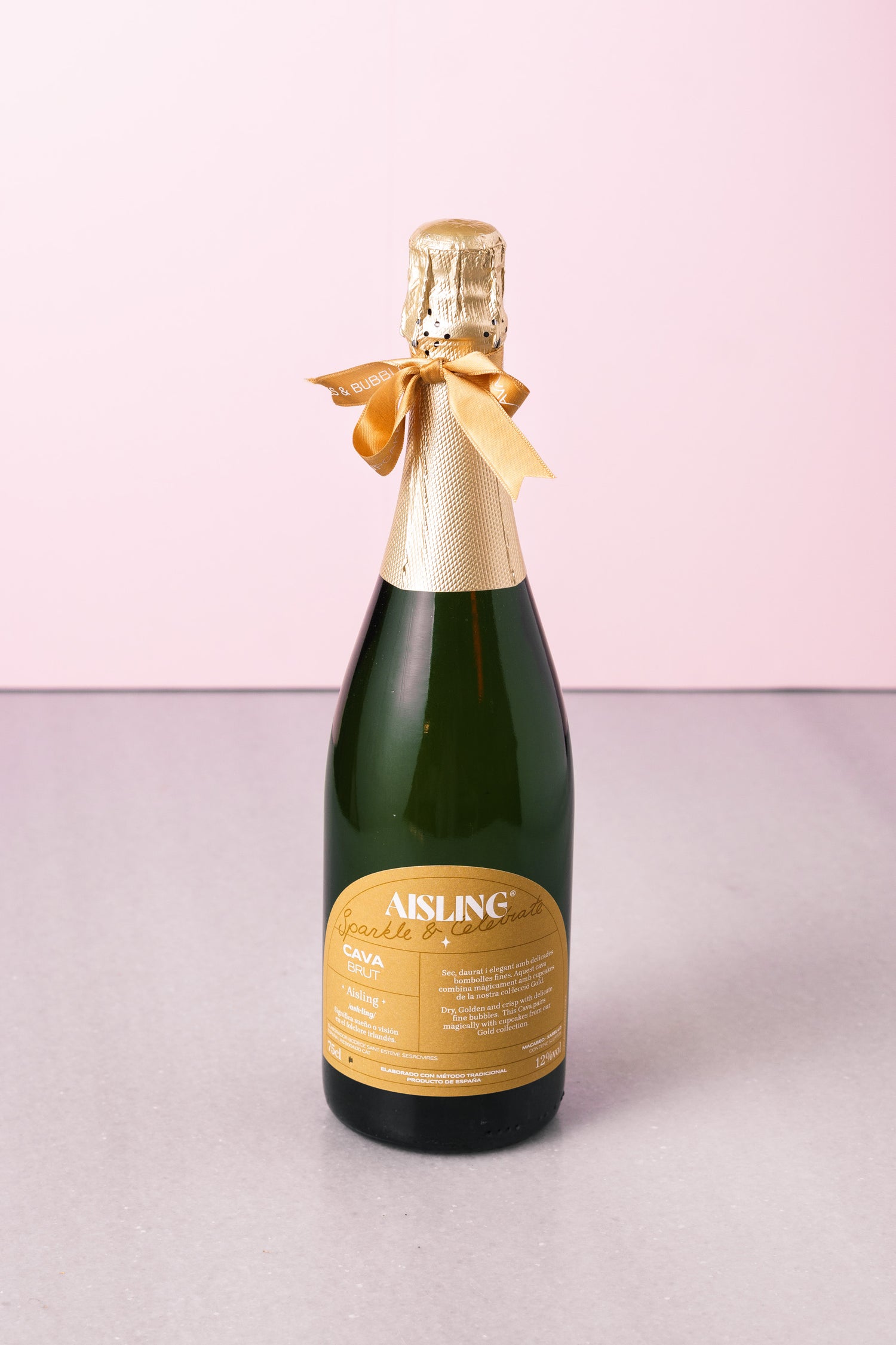 Vivid gold with fine, delicate bubbles. Very floral with hints of apple, ripe pear, and anise. Balanced, elegant, and harmonious in the mouth. A long and refreshing finish with citrus fruit and fennel caresses. Varieties: Macabeo, Xarel·lo, Parellada.