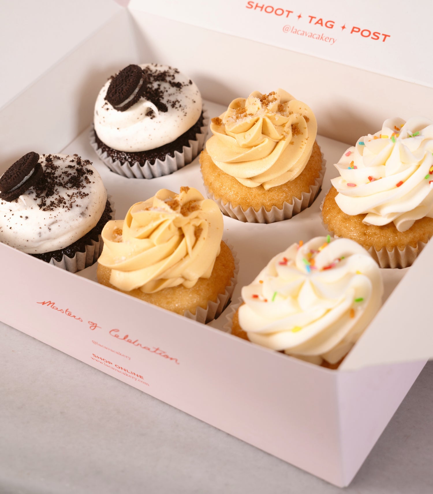Caja Dorada – 12 Cupcakes