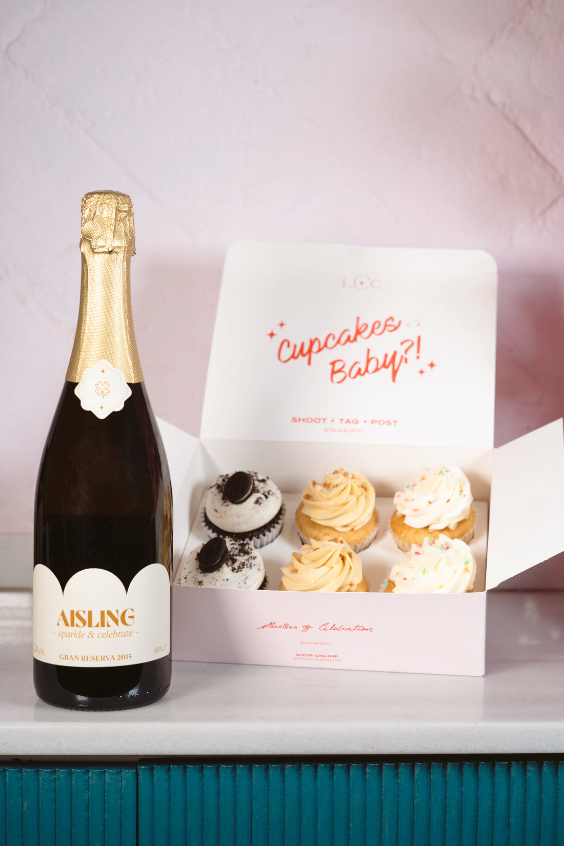 Gold Experience - 6 Gold Cupcakes + 1 AISLING CAVA BRUT MASTINELL GRAN RESERVA 2015 (PERFECTLY CHILLED)