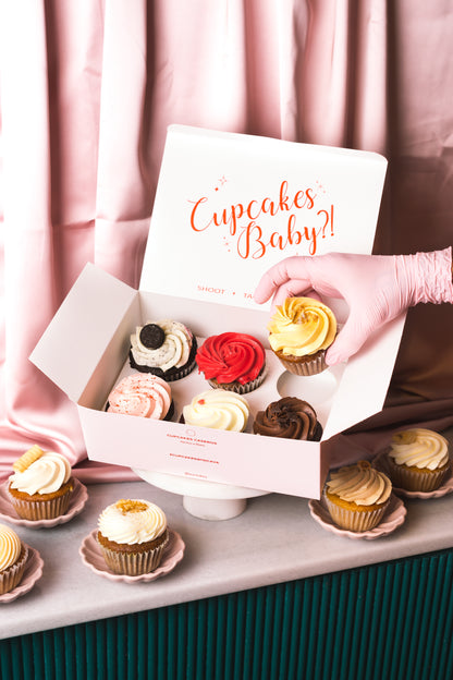 ¡Descubre nuestros seis cupcakes más vendido, cada uno es un placer encantador! Disfrute del terciopelo rojo con glaseado de queso crema, rico chocolate de chocolate y las galletas y la crema de fadritos de colección. Saludos El caramelo salado irresistible con un equilibrio perfecto de dulce y salado, la elegante rosa roja de vainilla con crema de mantequilla y nuestra sorpresa, con un nuevo flavan cada semana. Perfecto para fiestas o regalos, nuestros cupcakes se hornean frescos diariamente.