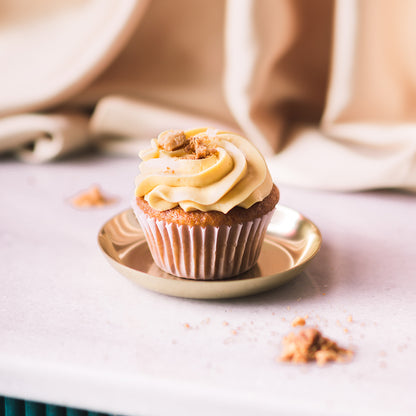 Experimente el máximo placer con el cupcake de caramelo salado de La Cava Cakery, que presenta un rico glaseado de caramelo y un equilibrio perfecto de sabores dulces y salados. Combinado con el refrescante Cava Brut Rosé, conocido por sus delicadas burbujas y notas afrutadas, esta combinación ofrece un placer elegante y delicioso. Perfecto para cualquier ocasión o celebración especial.