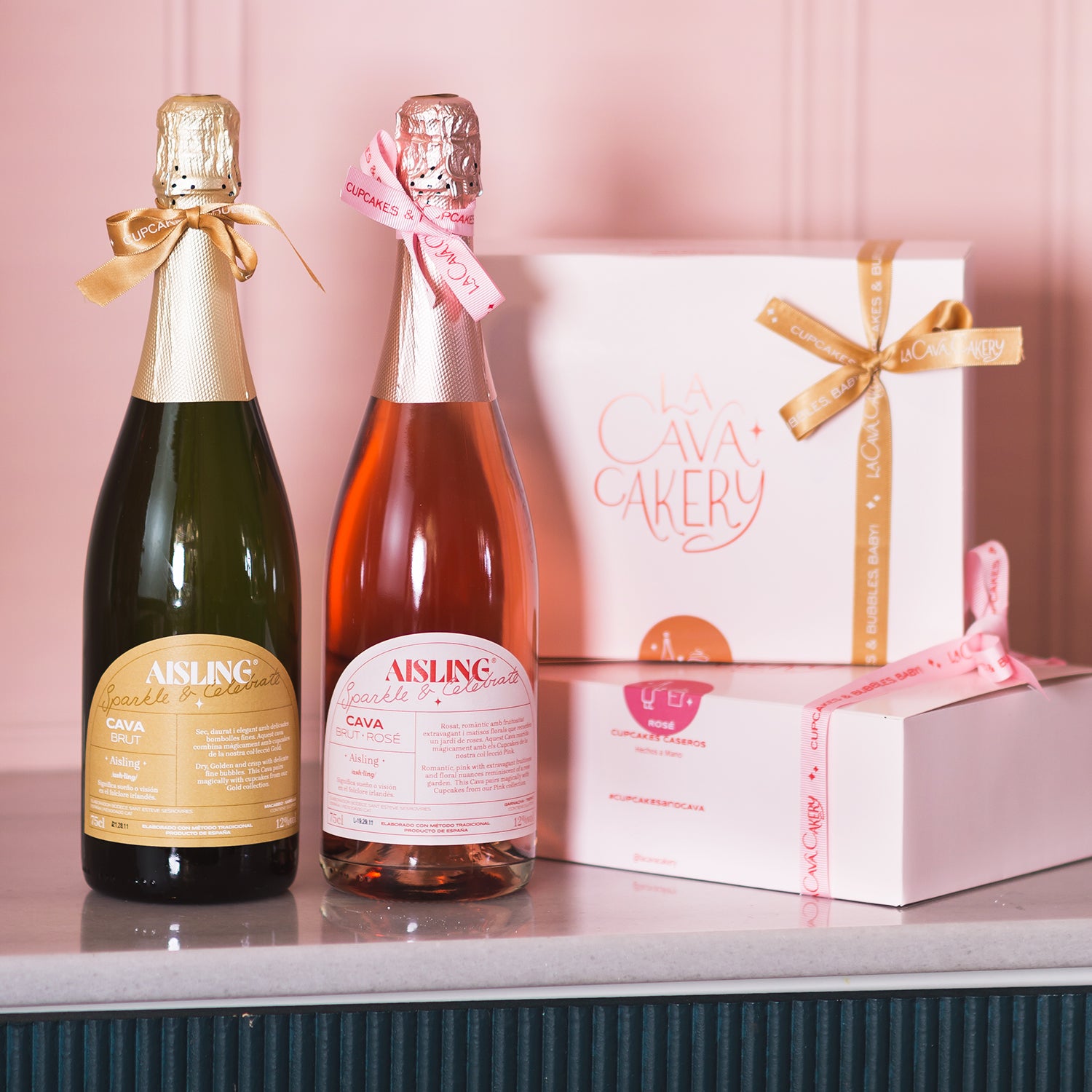 Experiencia Completa 6 Pink Cupcakes &amp; 1 botellas de Cava Rose y 6 Gold Cupcakes &amp; Brut Cava - The perfect gift!