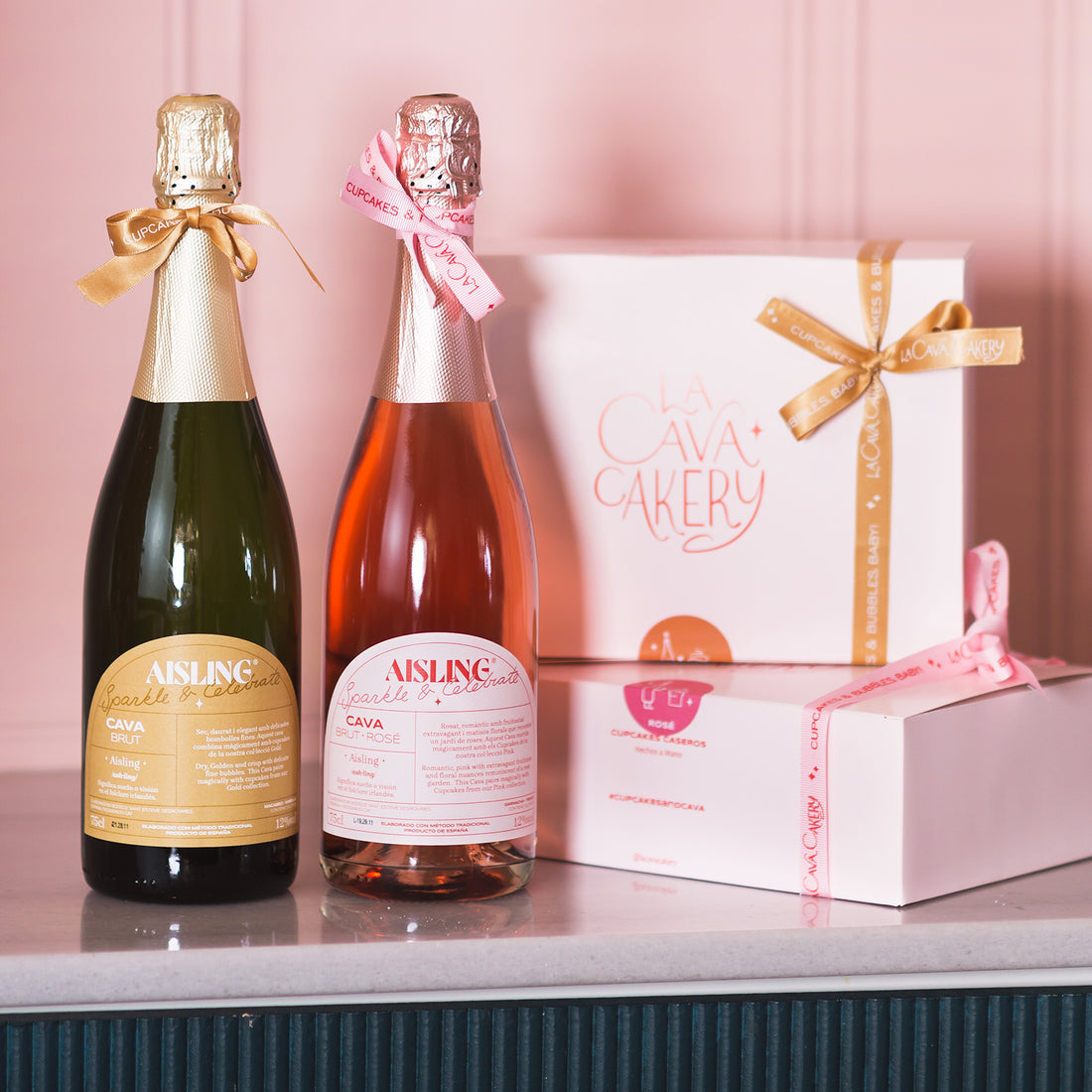 Experiència Completa 6 Pink Cupcakes & 1 ampolles de Cava Rose i 6 Gold Cupcakes & Brut Cava - The perfect gift!