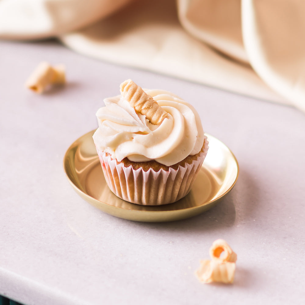 Indulge in a decadent Bailey cupcake, topped with creamy frosting and a hint of Irish whiskey. Perfectly paired with a crisp and refreshing Brut Cava, the subtle sweetness of the cupcake complements the dry and effervescent bubbles of the wine. Celebrate any occasion with this delightful combination