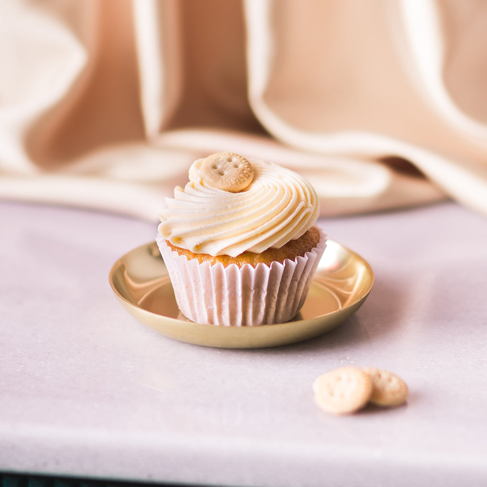 Indulge in a decadent Cream Catalan cupcake, with its creamy custard center and caramelized sugar topping. Pair it perfectly with a crisp and refreshing Brut Cava, with its bright fruit notes that complement the cupcake&