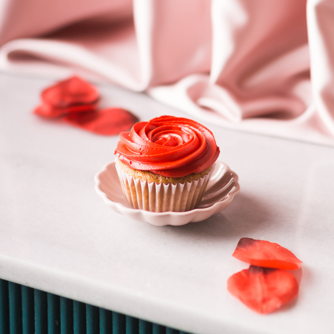 Indulge in a delicate and flavorful vanilla rose cupcake, with its subtle and fragrant taste and a swirl of creamy frosting. Pair it perfectly with a crisp and refreshing Brut Cava, with its subtle fruit notes that complement the cupcake&
